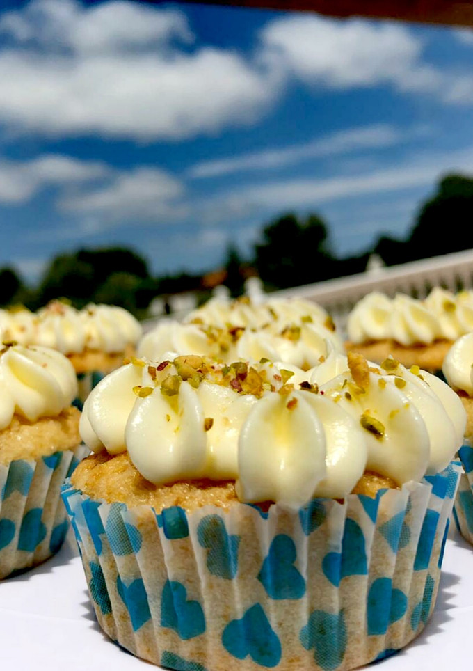 Una foto de Cupcakes de pistachos, mermelada de naranja y crema de queso