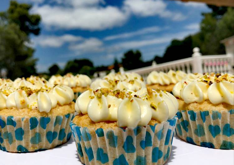 Cupcakes de pistachos, mermelada de naranja y crema de queso