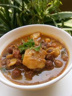 A picture of Aloo-Chana Ghughni Curry.