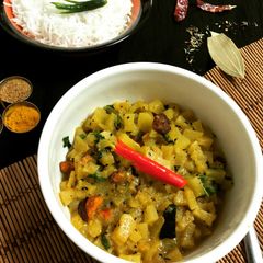 A picture of Pepe Shukto (Raw Papaya Curry).