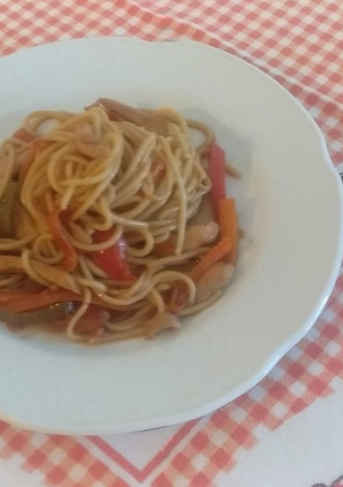 Una foto de Espaguetis con verduras en salsa de ostras