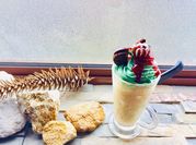 Una foto de helado chocolate y menta