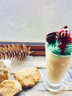Una foto de Café helado con crema de menta