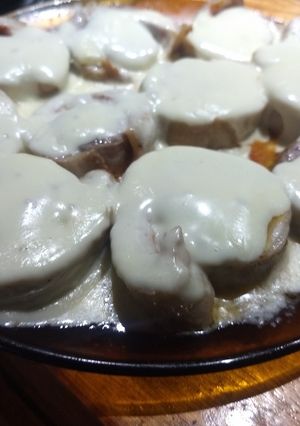 Una foto de Matambrito gratinado relleno de choris y ensalada de remolacha