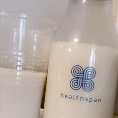 Cashew milk and oat milk A picture of Cashew milk and oat milk.