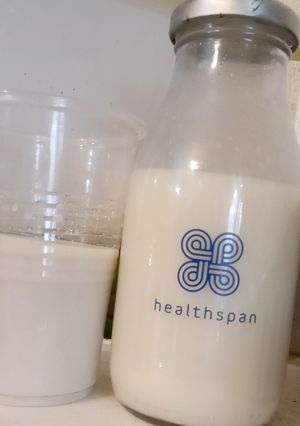 A picture of Cashew milk and oat milk.