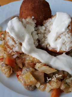 Una foto de Bolas de arroz y queso con bechamel