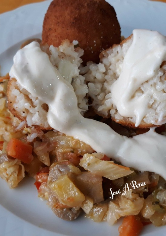 Una foto de Bolas de arroz y queso con bechamel