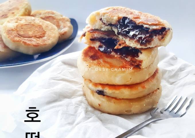 Hotteok (Korean Sweet Pancake)