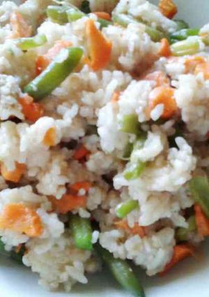 Una foto de Arroz con vegetales(*^^*)