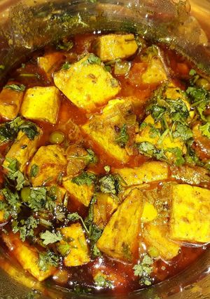 A picture of Matar paneer.