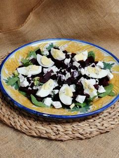Una foto de Ensalada de remolacha con vinagreta de queso de cabra