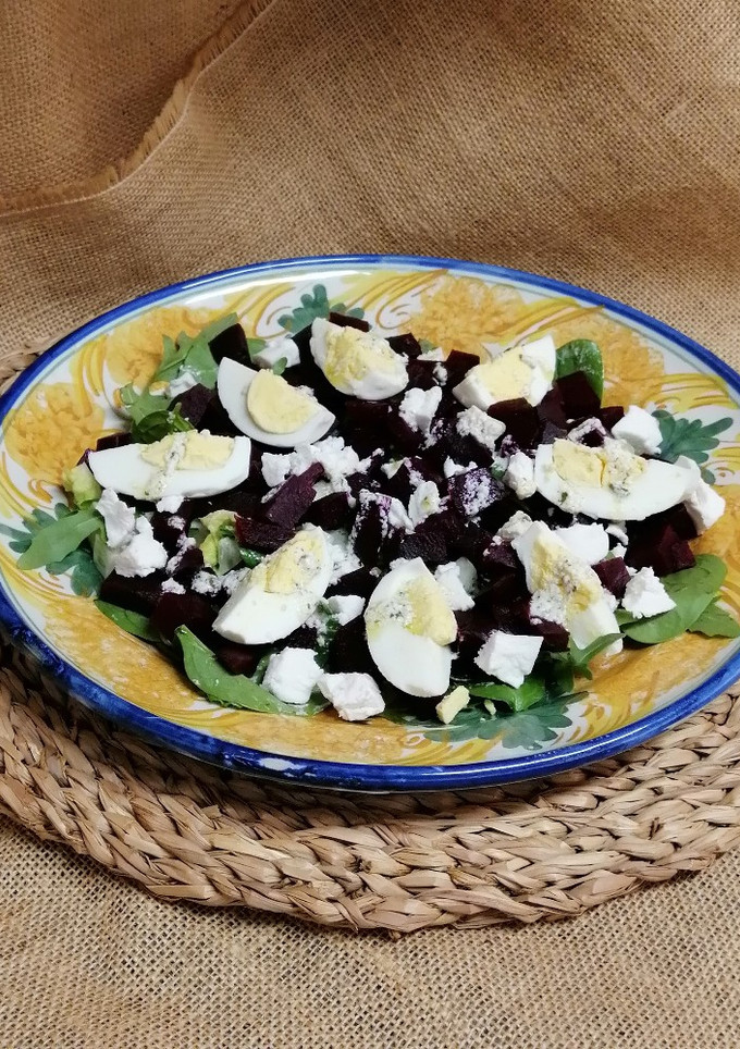 Una foto de Ensalada de remolacha con vinagreta de queso de cabra
