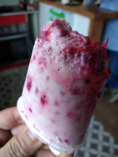 Una foto de Helado de queso de kéfir y frambuesas