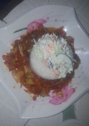 A picture of Rice and stew wif coleslow.