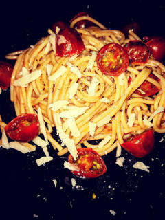 Una foto de Spaguettis integrales con cherry y parmesano