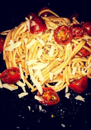 Una foto de Spaguettis integrales con cherry y parmesano