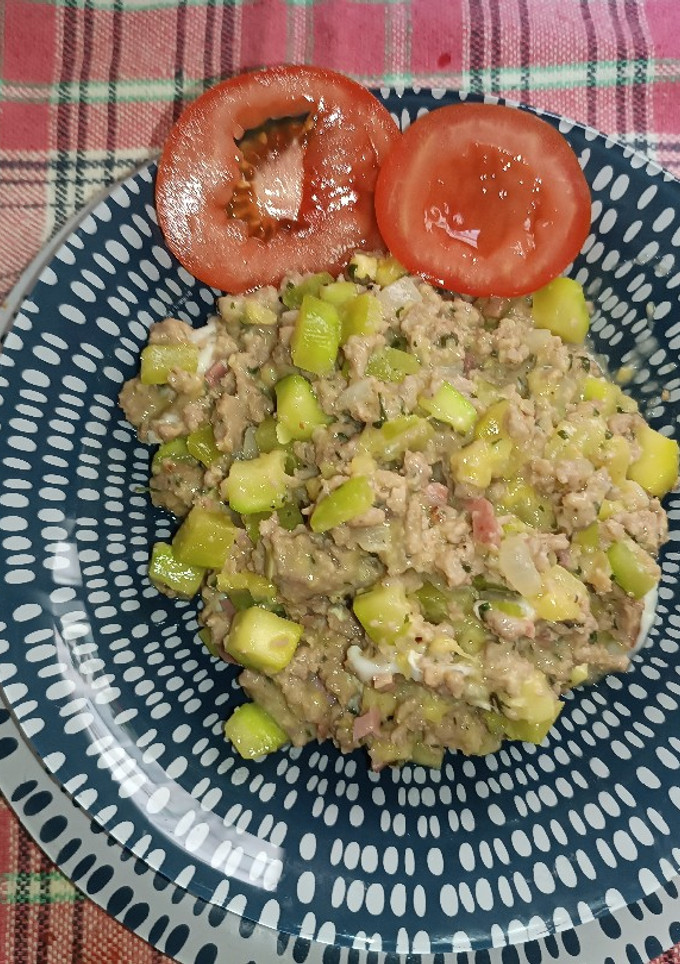 Una foto de Revuelto de Calabacín con Jamón y carne picada