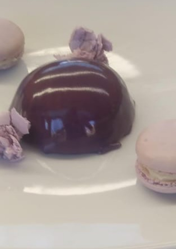 Una foto de Mousse de piloncillo with glaseado espejo