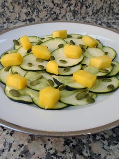 Una foto de Ensalada de calabacín y mango