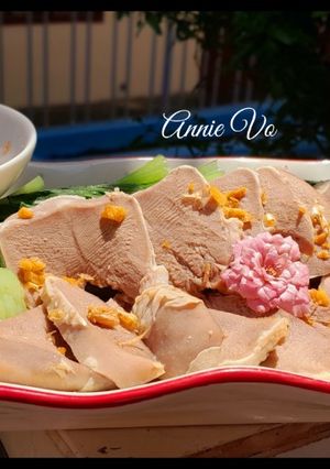 Hình của món Lưỡi heo luộc chấm mắm gừng.
