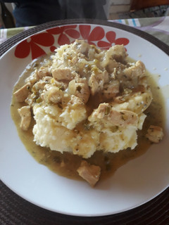 Una foto de Pollo a la mostaza con puré