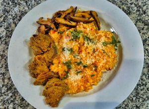 Una foto de Arroz meloso con lomito de res y shiitake salteados