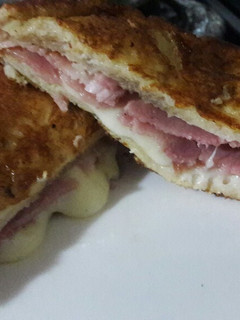 Una foto de Sanduche de jamón y queso mozzarella crocante