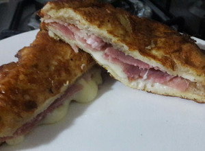 Una foto de Sanduche de jamón y queso mozzarella crocante