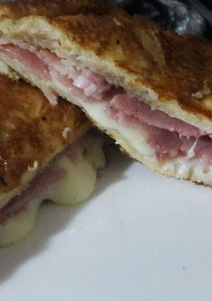 Una foto de Sanduche de jamón y queso mozzarella crocante