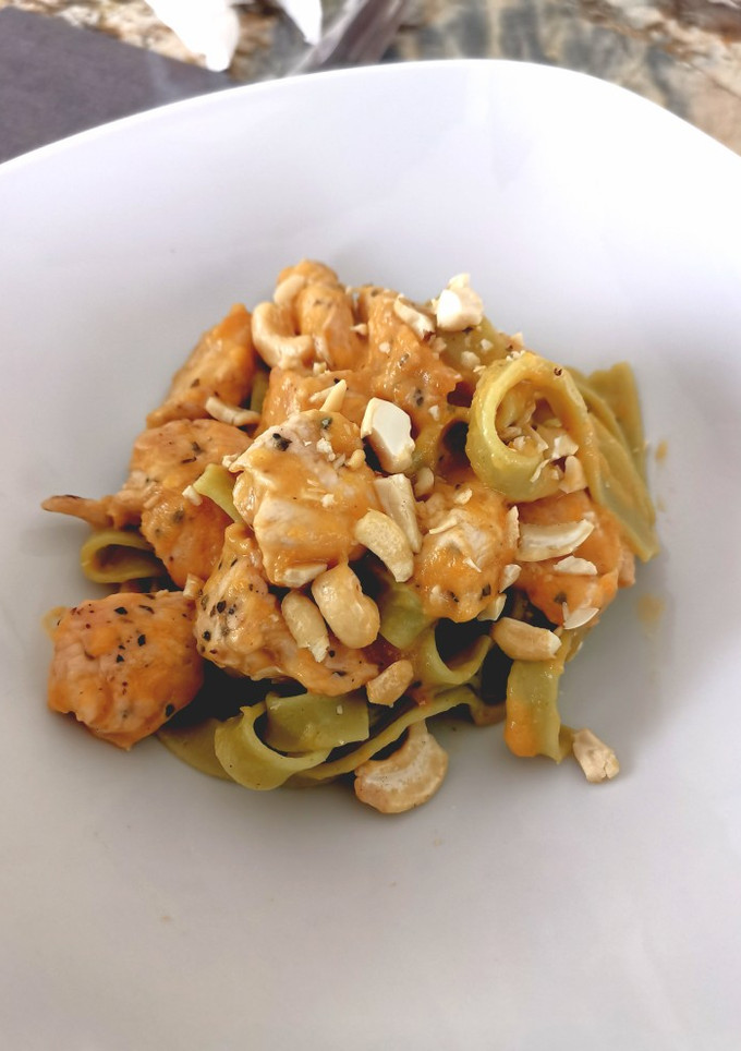 Una foto de Nido vegetal con tacos de pavo en salsa de zanahoria y anacardos