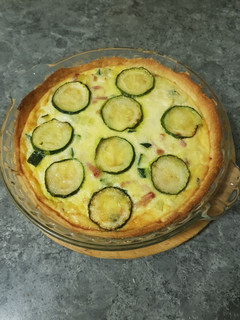 Una foto de Quiche de calabacín, puerro y bacon