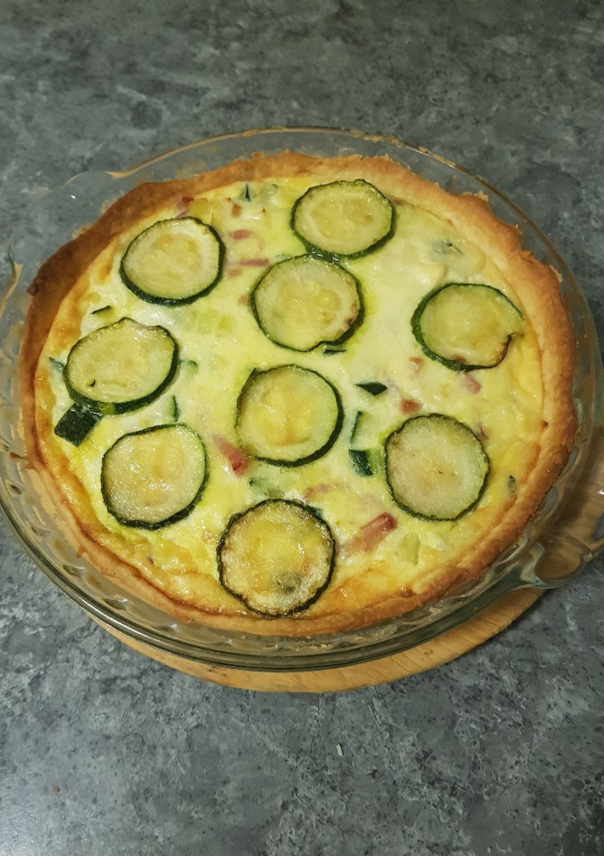 Una foto de Quiche de calabacín, puerro y bacon