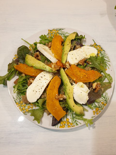 Una foto de Ensalada saludable de contrastes 🎃🧀🥑🌰