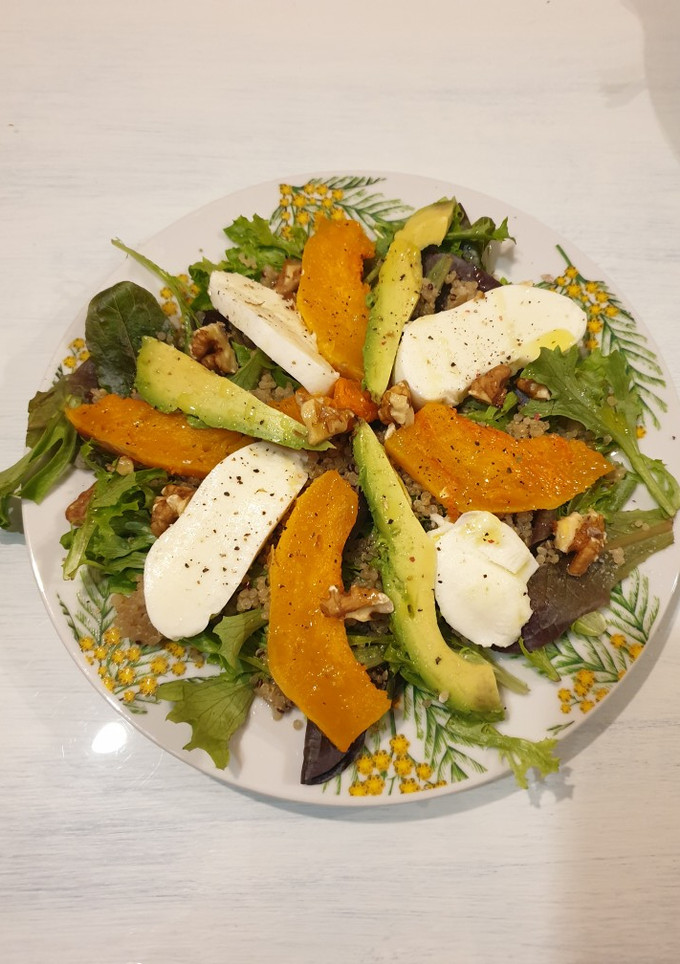 Una foto de Ensalada saludable de contrastes 🎃🧀🥑🌰