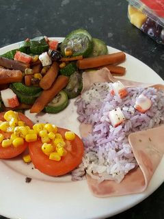 Una foto de Arroz con pavo, calabacín, zanahoria y tomate con salsa de arandanos