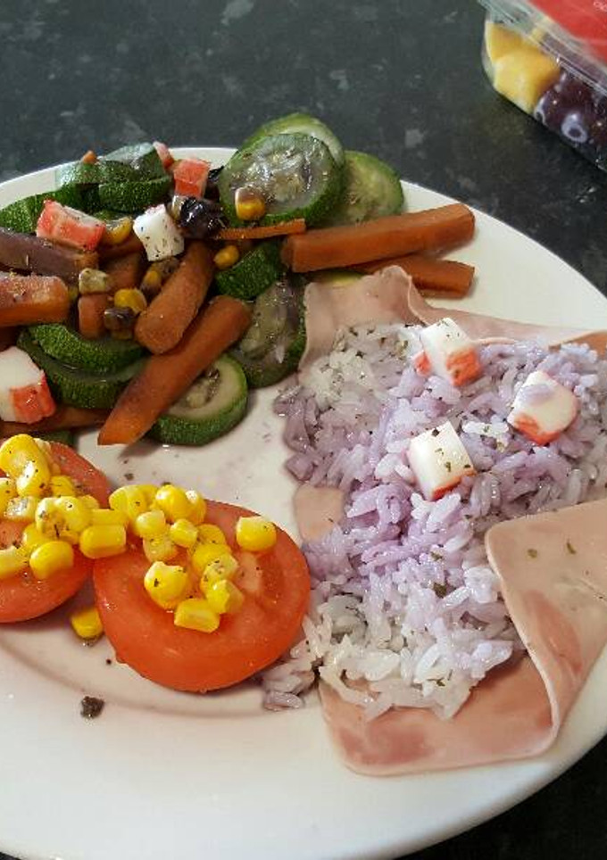 Una foto de Arroz con pavo, calabacín, zanahoria y tomate con salsa de arandanos