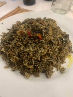 Una foto de Arroz en tinta de calamares