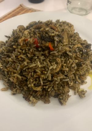 Una foto de Arroz en tinta de calamares