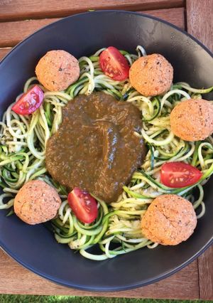 Une photo de Spaghetti de courgettes crues, sauce napolitaine crue et boulette de tofu rosso