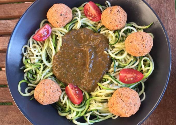 Spaghetti de courgettes crues, sauce napolitaine crue et boulette de tofu rosso