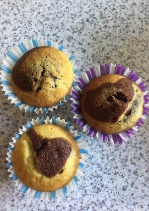 Φωτογραφία της συνταγής Γρήγορα cupcakes δίχρωμα