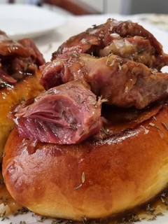 Una foto de Brioche de carrilleras con salsa de Oporto