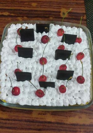 A picture of Fruit Custard pudding with white cream.