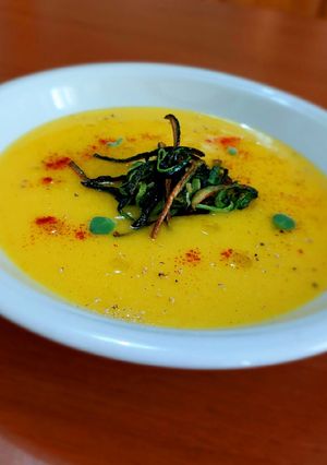 Foto di Crema di patate in ristretto di manzo, zafferano e zucchine croccanti