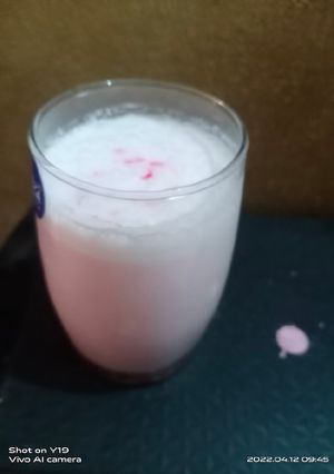 रोज़ मिल्कशेक (rose milkshake recipe in Hindi) रेसिपी मुख्य फोटो