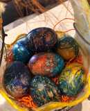 Πασχαλινά αυγά με χρωματιστές κλωστές