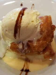 Una foto de Torrija con helado, nata y natillas