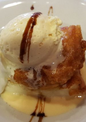 Foto principal de Torrija con helado, nata y natillas