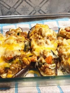 Una foto de Berenjenas rellenas de verduras y soja texturizada